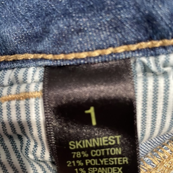 Size 1 bullhead skinny jeans. - Picture 3 of 4